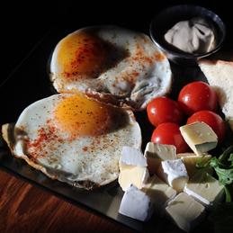 Eggs with camembert, cherry tomatoes and arugula